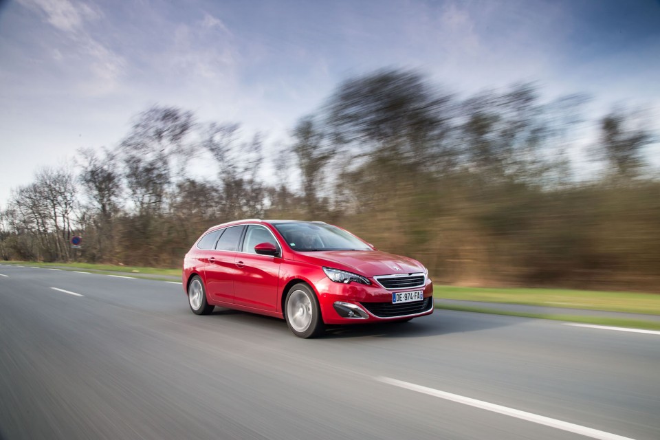 Photo officielle Peugeot 308 SW II Allure Rouge Rubi