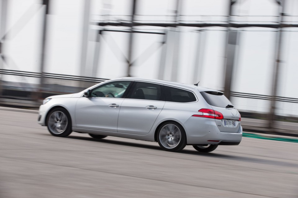 Photo officielle Peugeot 308 SW II Féline Gris Alu