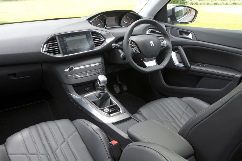 Photo intérieur cuir Peugeot 308 SW II (UK)