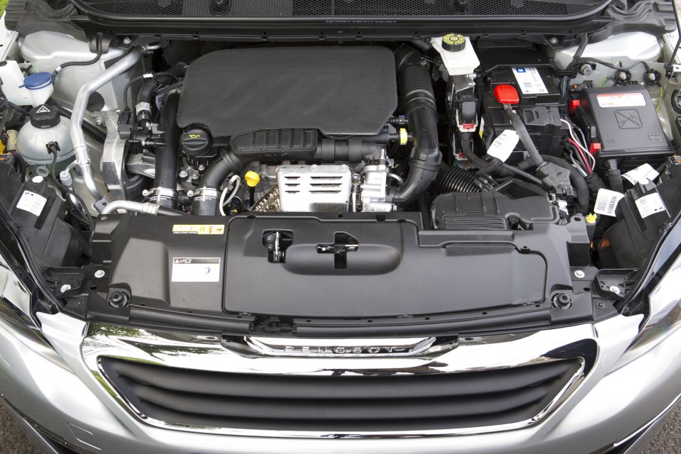 Photo moteur essence 1.2 e-THP 130 Peugeot 308 SW II (UK)