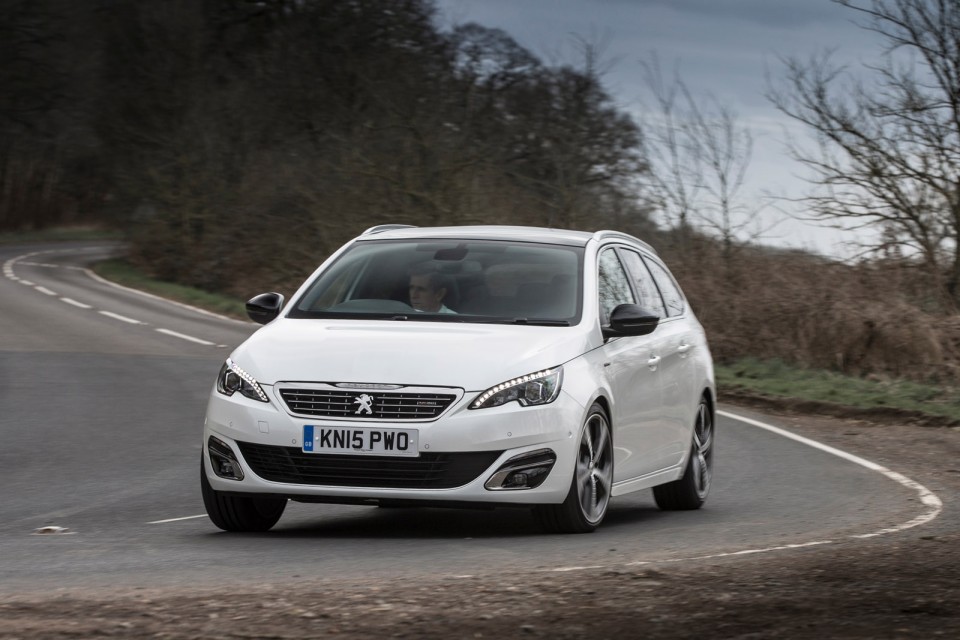 Photo route Peugeot 308 SW II GT Line Blanc Nacré (UK)