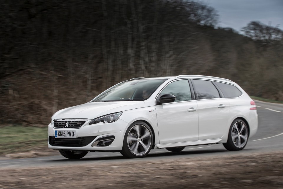 Photo route Peugeot 308 SW II GT Line Blanc Nacré (UK)