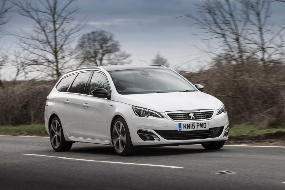 Photo route Peugeot 308 SW II GT Line Blanc Nacré (UK)