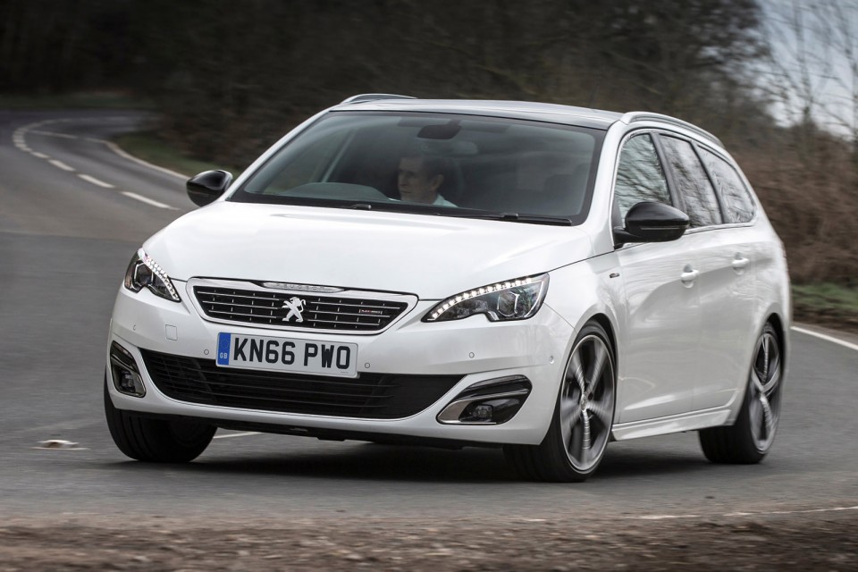 Photo route Peugeot 308 SW II GT Line Blanc Nacré (UK)