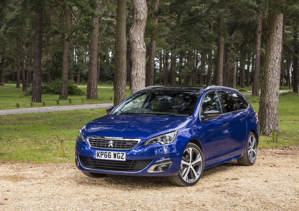 Photo 3/4 avant Peugeot 308 SW II GT Line Bleu Magnetic (UK)