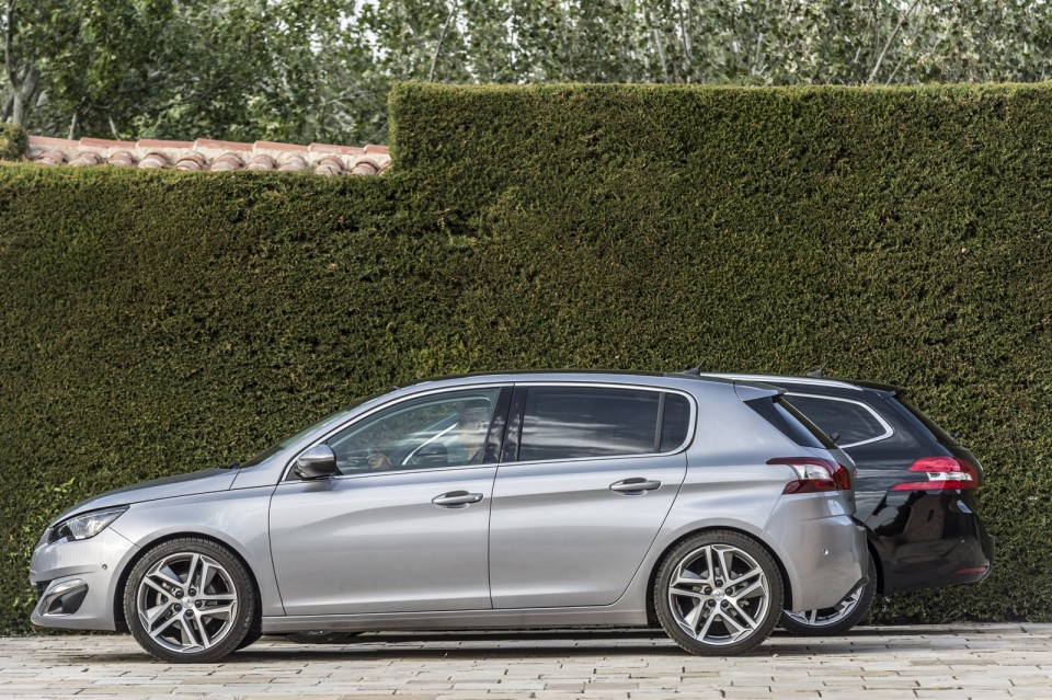 Photo Peugeot 308 II Féline Gris Artense (Espagne)