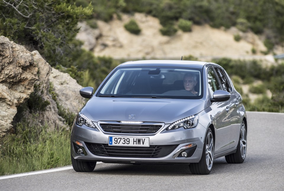 Photo Peugeot 308 II Féline Gris Artense (Espagne)