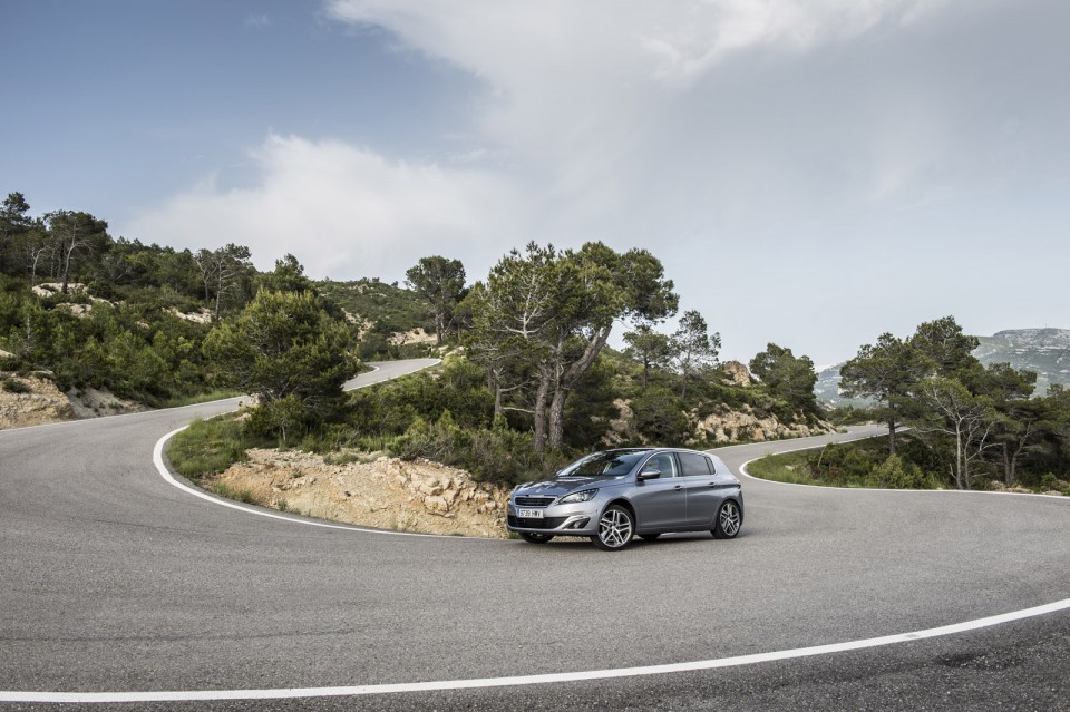 Photo Peugeot 308 II Féline Gris Artense (Espagne)