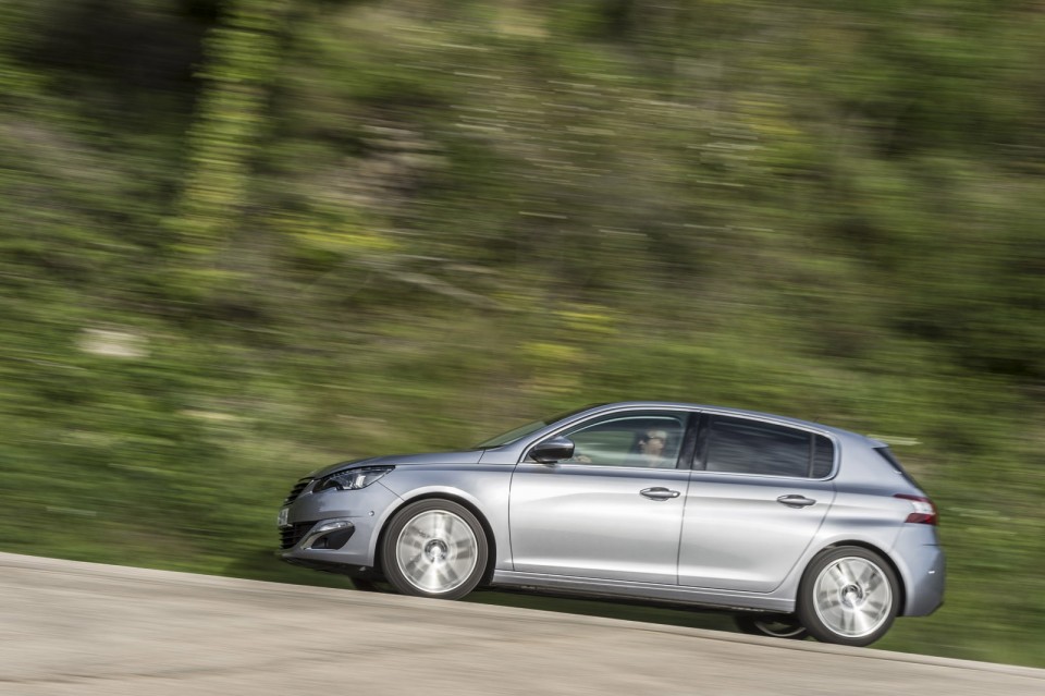 Photo Peugeot 308 II Féline Gris Artense (Espagne)