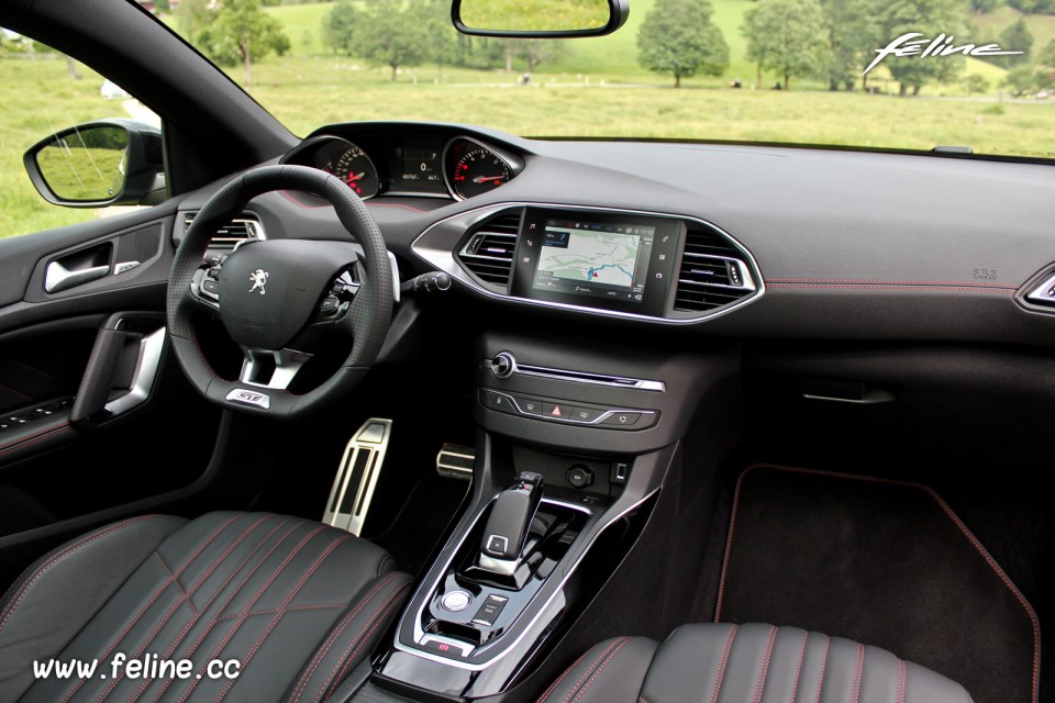 Photo intérieur cuir noir essai Peugeot 308 II restylée (2017)