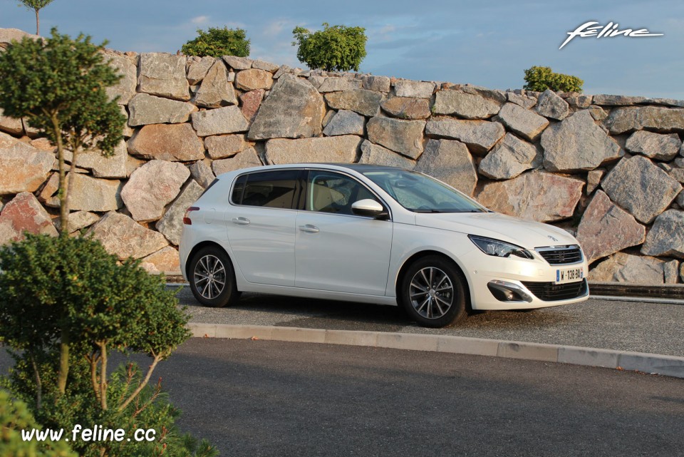 Photo statique Peugeot 308 II Allure Blanc Nacré -1-040