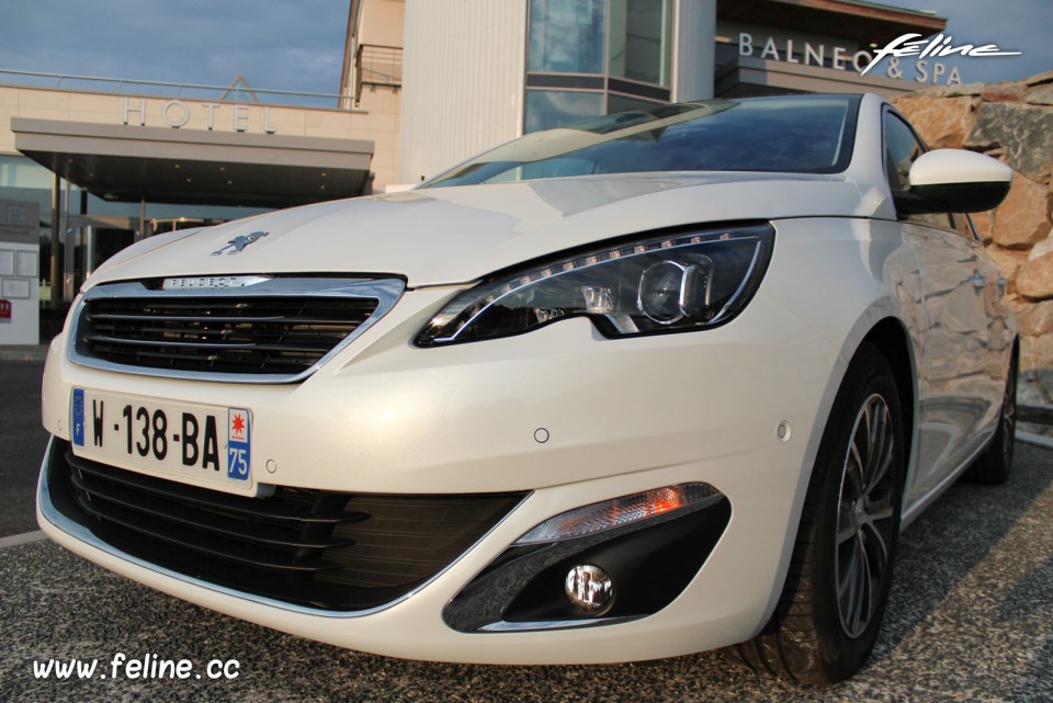 Photo face avant Peugeot 308 II Allure Blanc Nacré -1-043