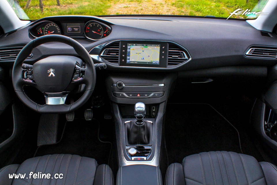 Photo i-cockpit Peugeot 308 II Féline -1-082