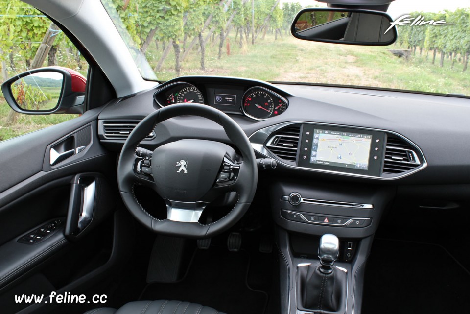 Photo poste de conduite Peugeot 308 II Féline -1-083