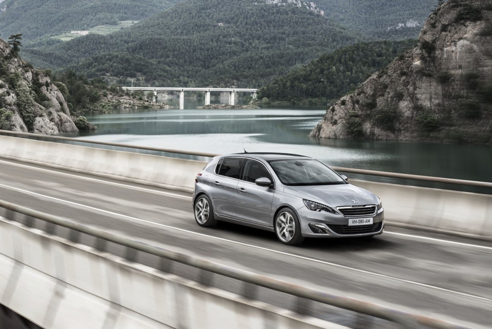 Photo 3/4 avant dynamique Peugeot 308 II Féline Gris Artense - 2-086