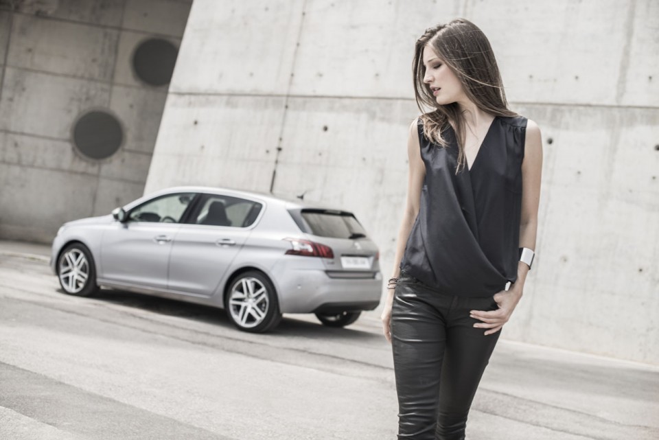 Photo lifestyle femme Peugeot 308 II - 2-114