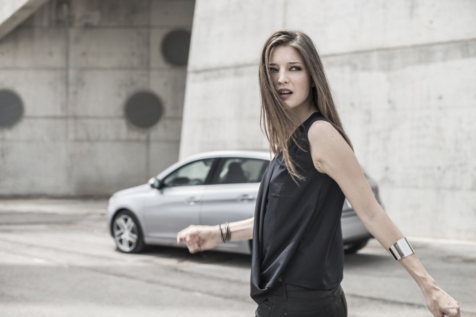 Photo lifestyle femme Peugeot 308 II - 2-115