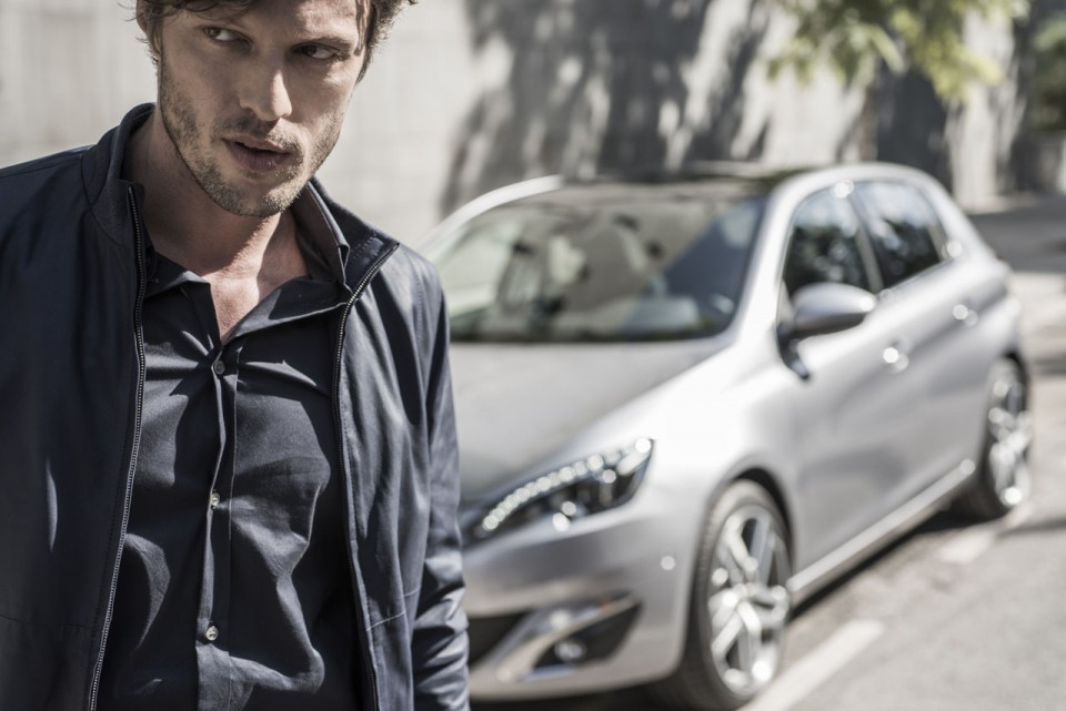 Photo lifestyle homme Peugeot 308 II - 2-122