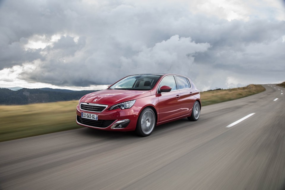 Photo Peugeot 308 II Féline Rouge Rubi