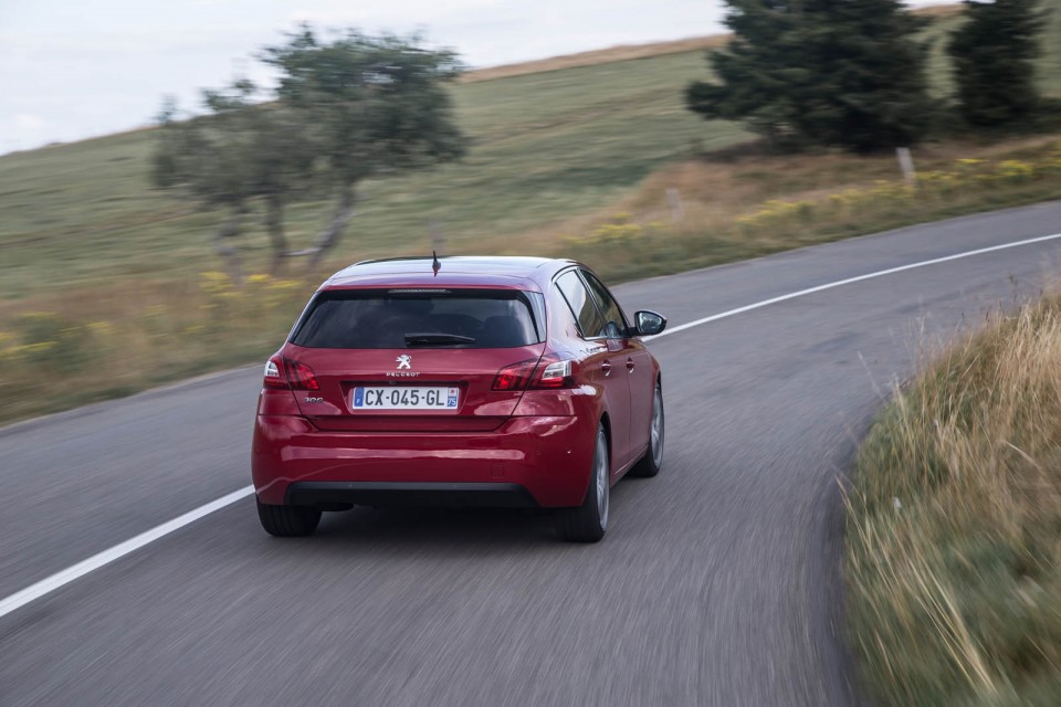 Photo vue arrière Peugeot 308 II Féline Rouge Rubi