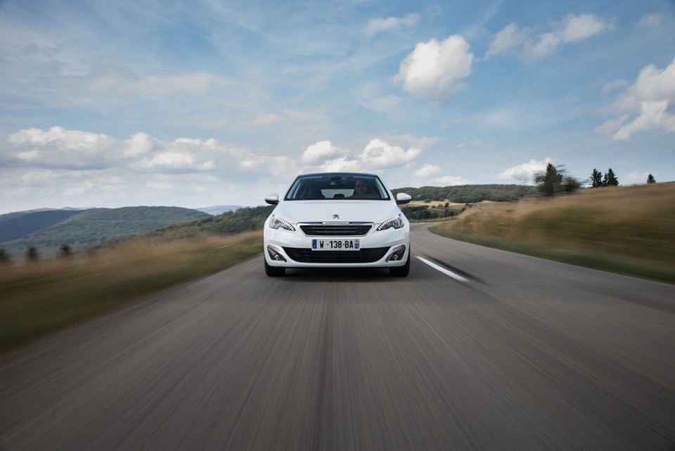 Photo vue avant Peugeot 308 II Allure Blanc Nacré - 1-004