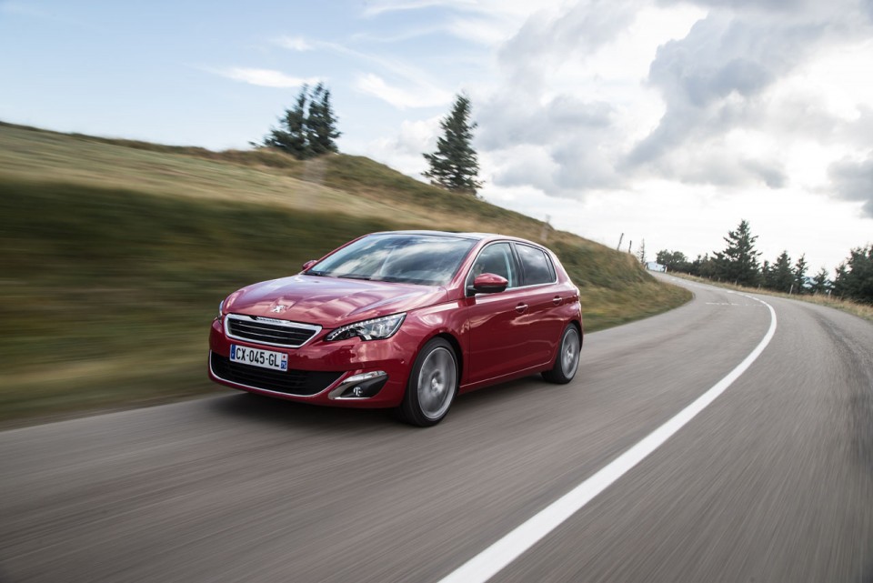 Photo 3/4 avant dynamique Peugeot 308 II Féline Rouge Rubi - 1-009