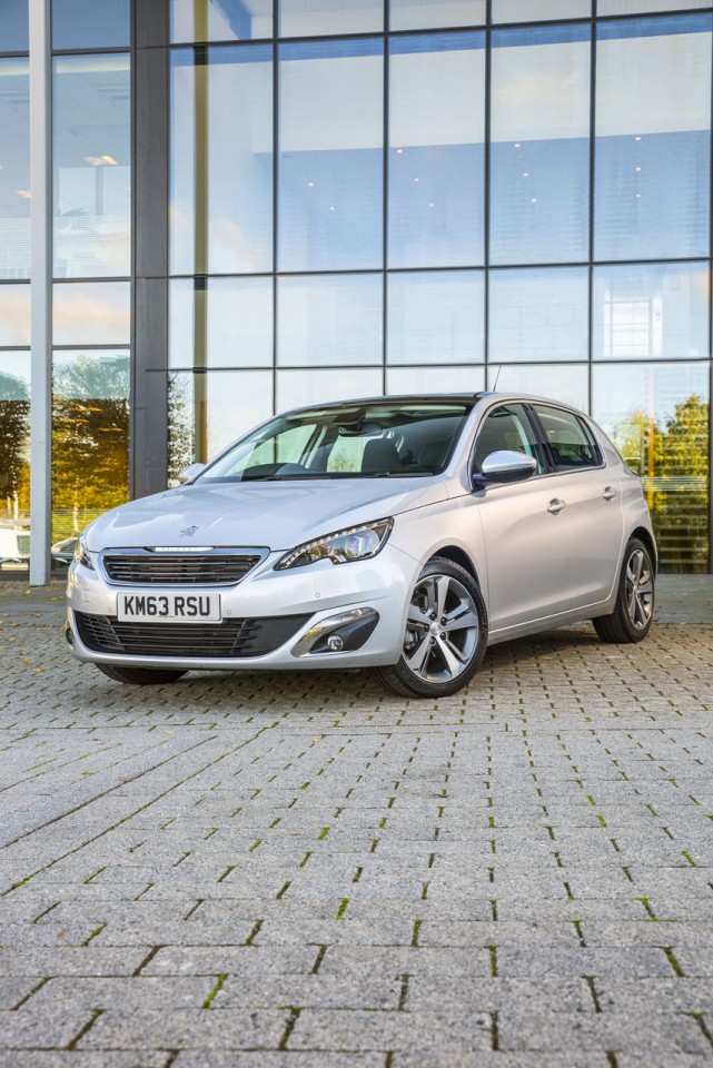 Photo officielle 3/4 avant Peugeot 308 II Allure Gris Aluminium (UK) - 2-002