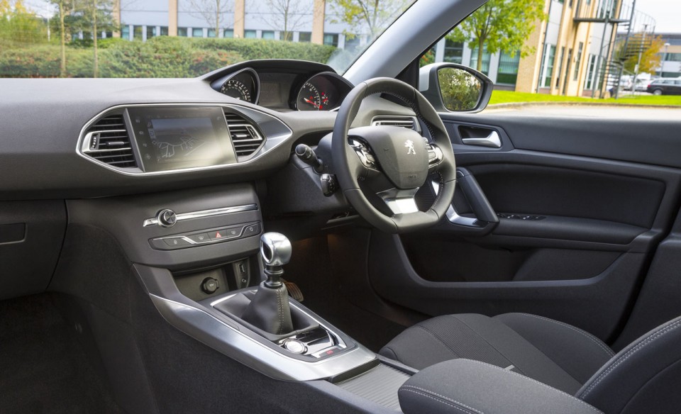 Photo officielle intérieur Peugeot 308 II Allure Gris Aluminium (UK) - 2-003