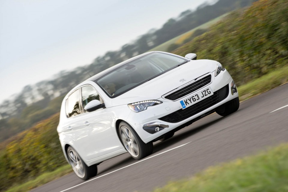 Photo officielle Peugeot 308 II Féline Blanc Nacré (UK)