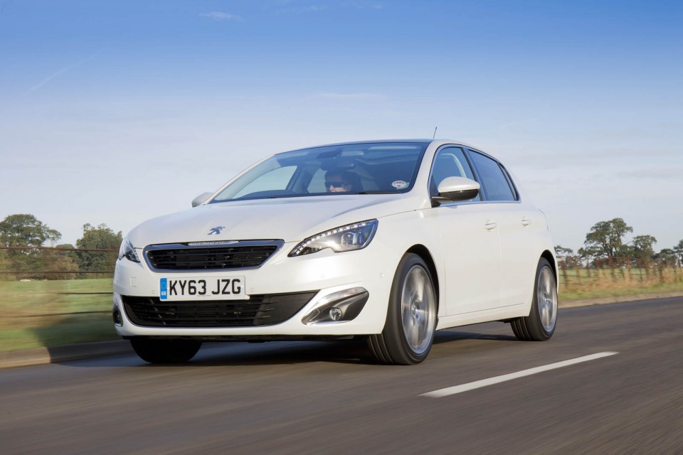 Photo officielle Peugeot 308 II Féline Blanc Nacré (UK)