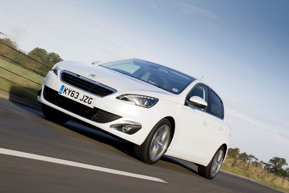 Photo officielle Peugeot 308 II Féline Blanc Nacré (UK)