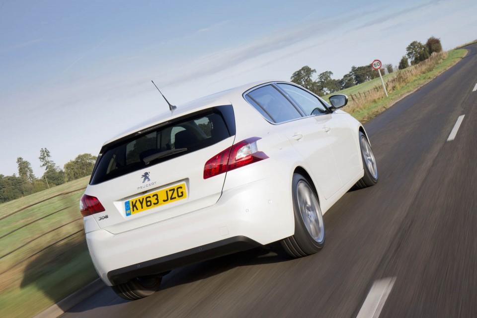 Photo officielle Peugeot 308 II Féline Blanc Nacré (UK)