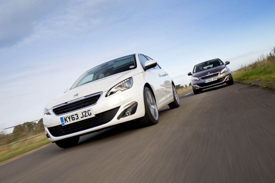 Photo officielle Peugeot 308 II Féline Blanc Nacré (UK)