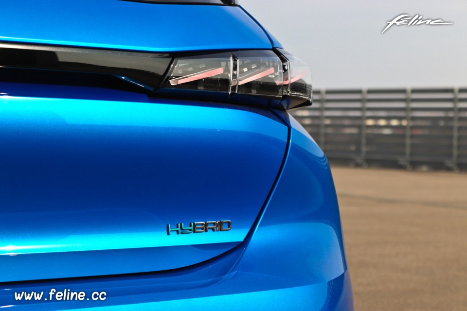 Photo sigle HYbrid coffre Peugeot 308 III GT HYbrid 225 Bleu Ver