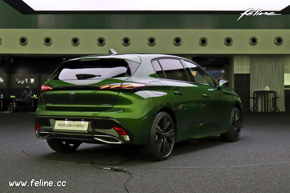 Photo 3/4 arrière Peugeot 308 III GT Vert Olivine HYbrid 225 (2