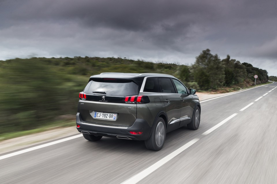 Photo 3/4 arrière Peugeot 5008 II GT Gris Amazonite - Essais pr