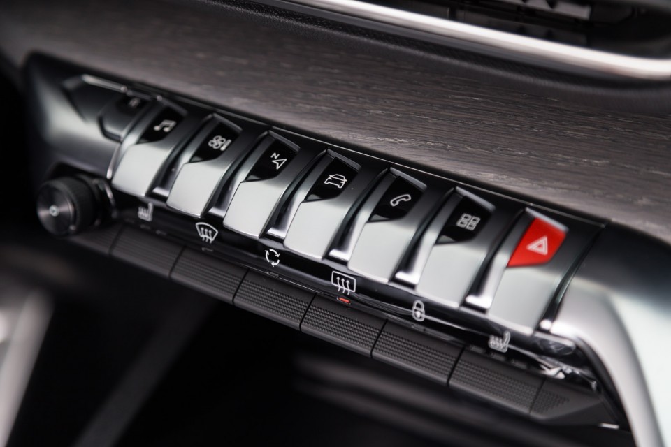 Photo touches piano boutons Peugeot 5008 II GT - Essais presse 2