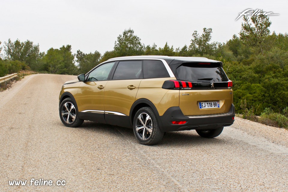 Photo 3/4 arrière nouvelle Peugeot 5008 II Allure 1.2 PureTech