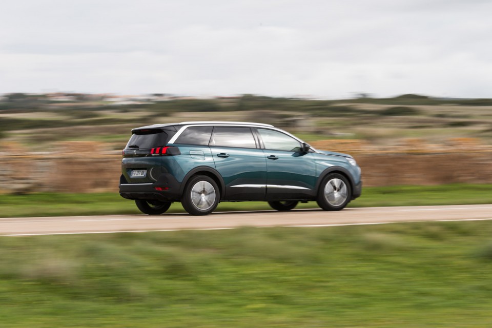 Photo 3/4 arrière nouvelle Peugeot 5008 II Allure Emerald Cryst