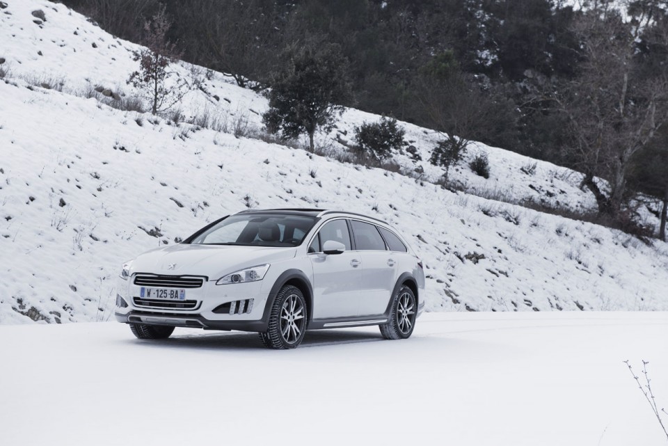 Photo officielle 3/4 avant neige Peugeot 508 RXH I Blanc Nacré - 2-021