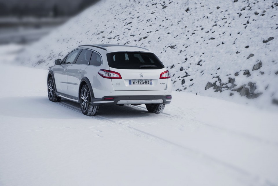 Photo officielle 3/4 arrière neige Peugeot 508 RXH I Blanc Nacré - 2-022