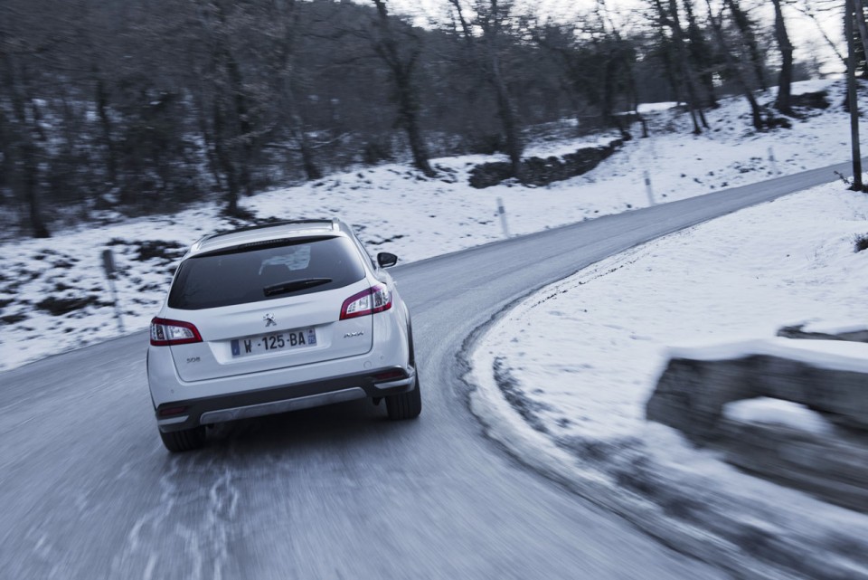 Photo officielle vue arrière dynamique Peugeot 508 RXH I Blanc Nacré - 2-033