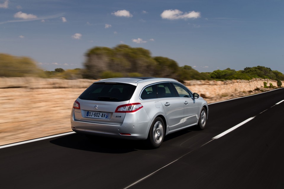 Photo officielle Peugeot 508 SW restylée Gris Aluminium - Essai