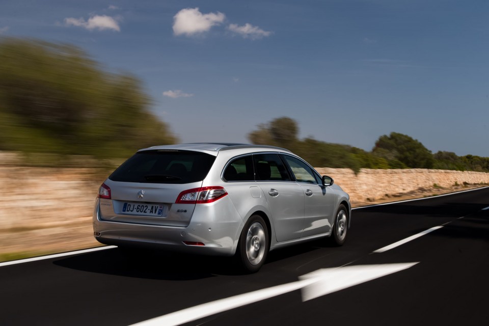 Photo officielle Peugeot 508 SW restylée Gris Aluminium - Essai