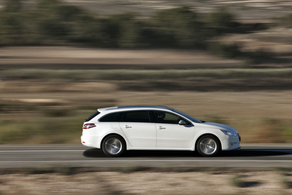 Photo profil dynamique Peugeot 508 SW I Blanc Nacré - 2-005