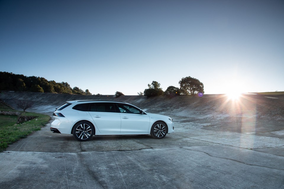 Photo Peugeot 508 II SW GT HYbrid Blanc Nacré - Essais presse 2