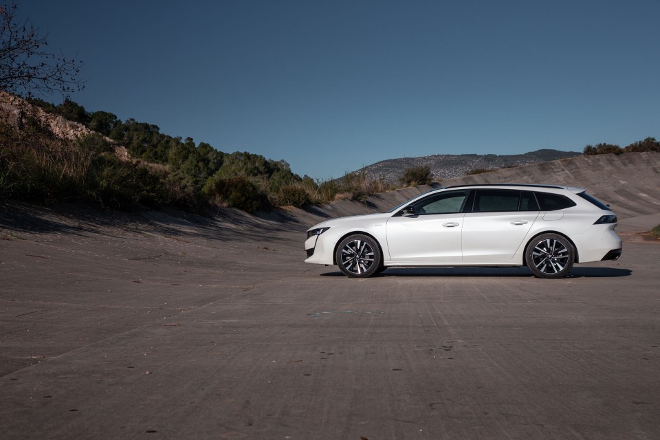 Photo Peugeot 508 II SW GT HYbrid Blanc Nacré - Essais presse 2