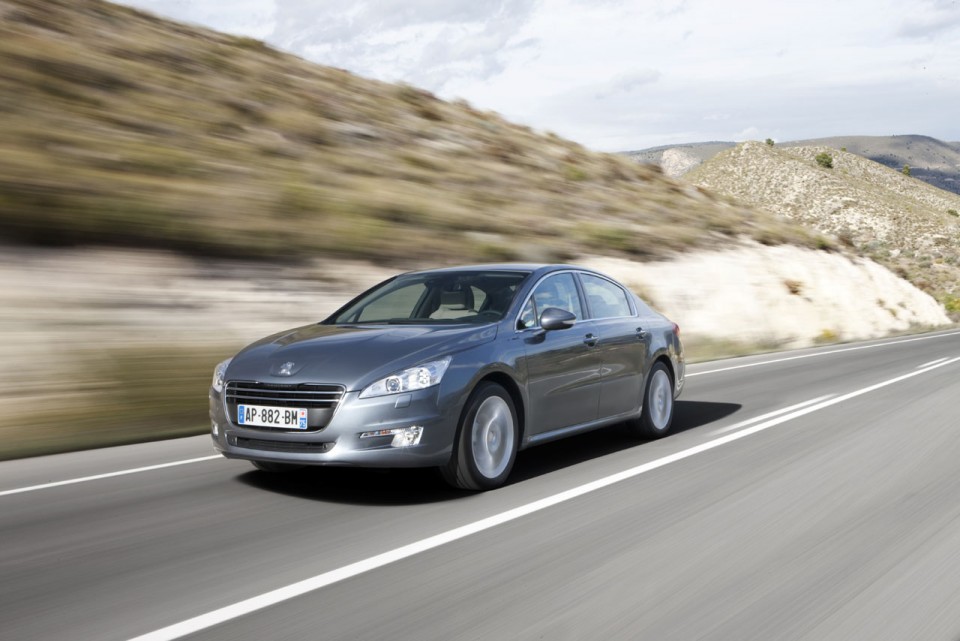 Photo officielle 3/4 avant dynamique Peugeot 508 Gris Thorium I - 2-008