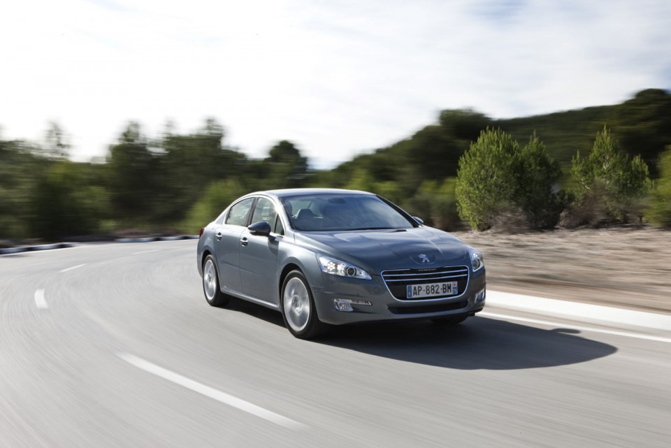 Photo officielle 3/4 avant dynamique Peugeot 508 Gris Thorium I - 2-009