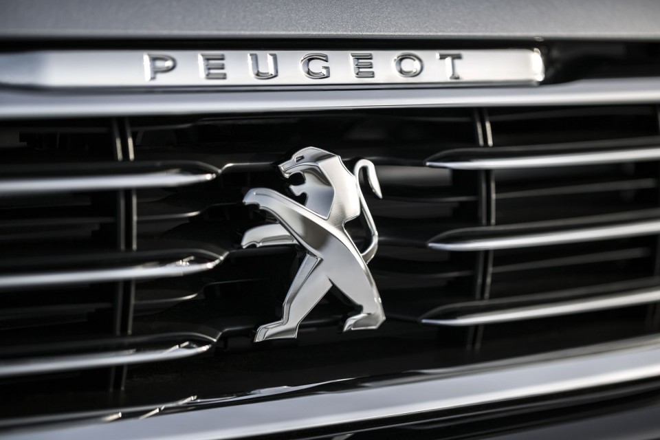 Photo sigle Lion calandre Peugeot 508 restylée (2014)